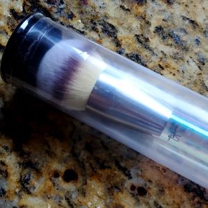 it Cosmetics Complexion Perfection Foundation Globe Brush